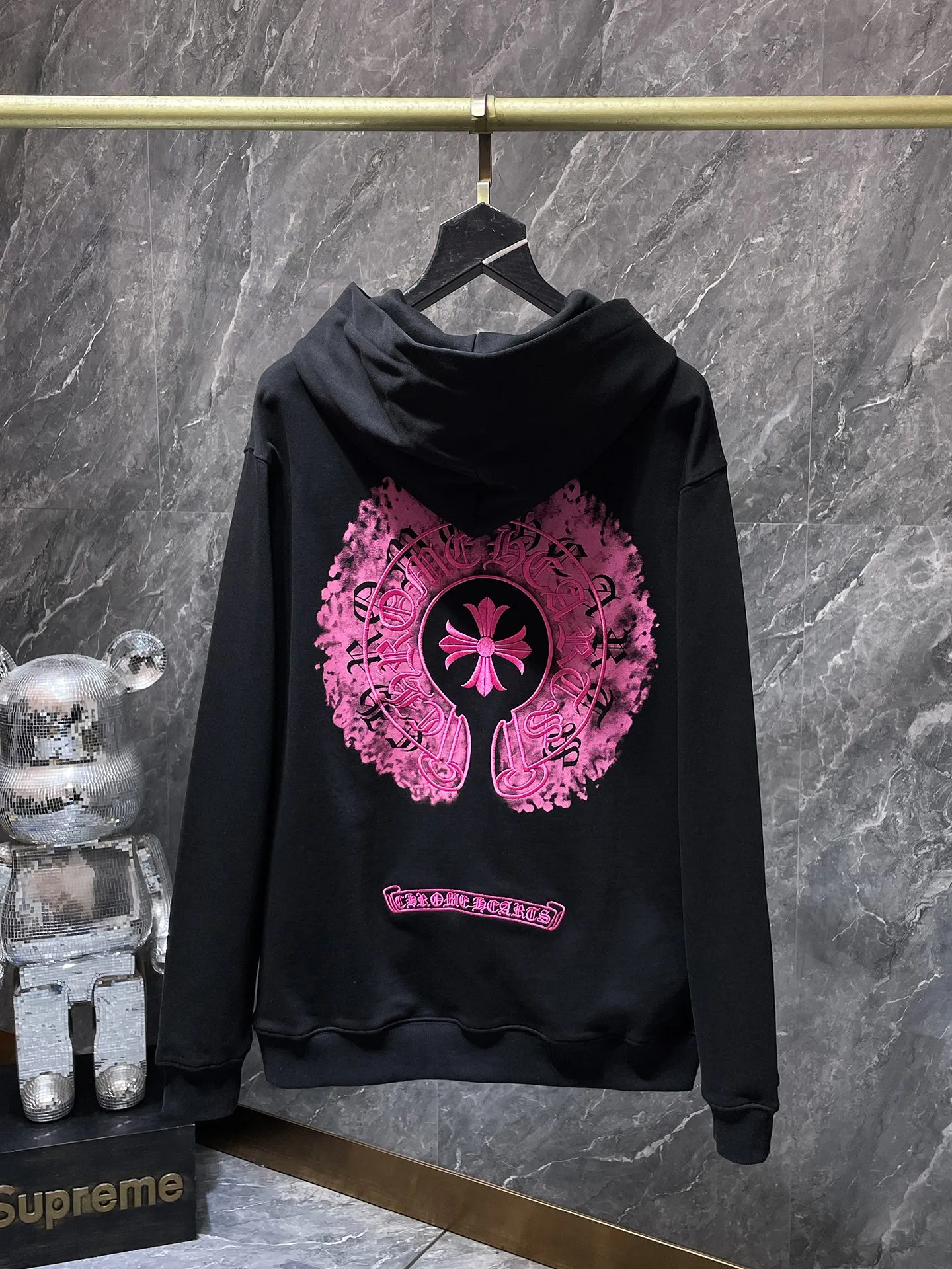 P250 Chrome Hearts Autumn and Winter 2025 Counter Synchronization Chrome Color Ghost Horseshoe Cross Embroidered Splash Ink Hat Sweatshirt Heavy Embroidery! Special stitching method. Improved customized version of 1:1 high-gram weight high-quality fabric. Recommended color: white, black. Size: S, M, L, XL